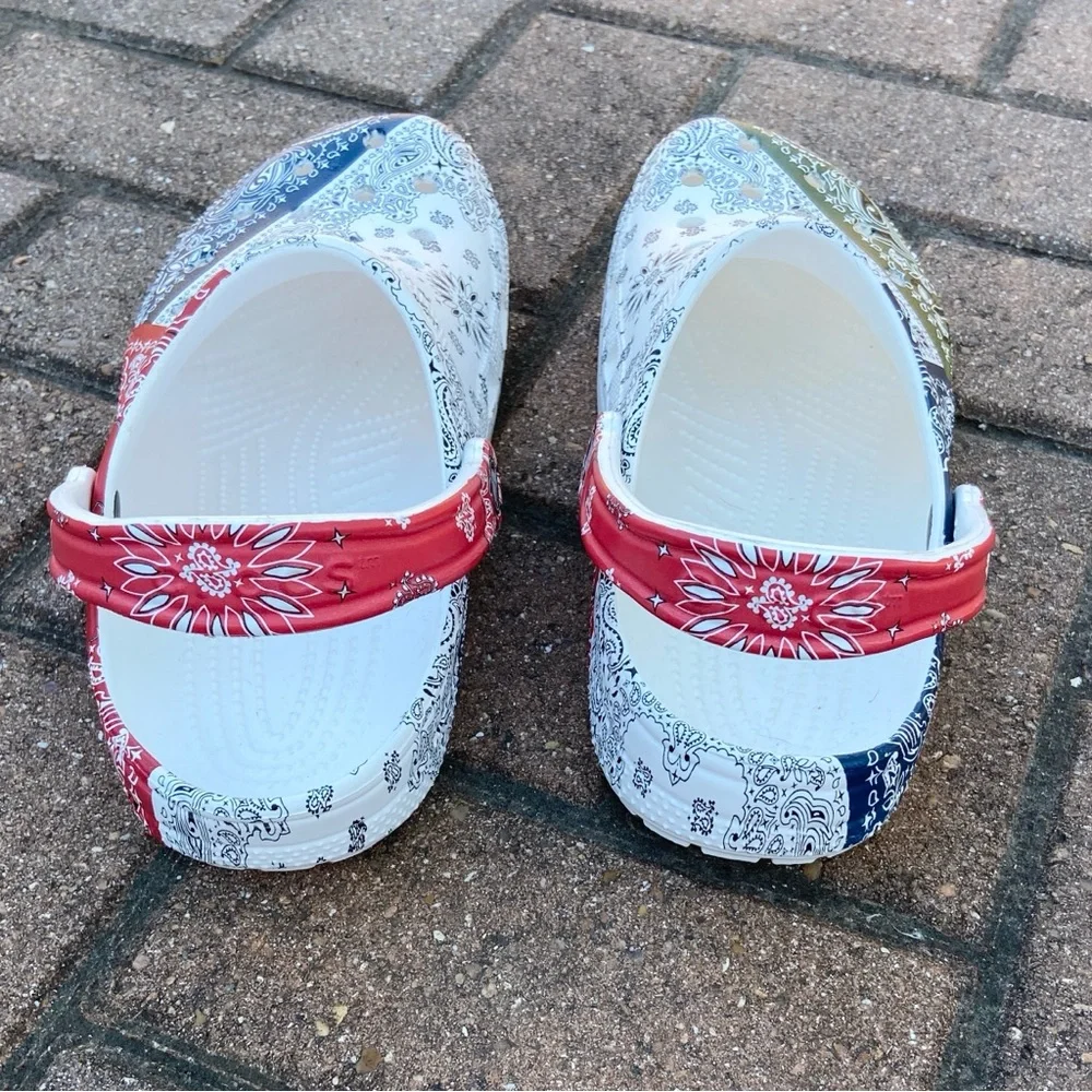 CROCS  Classic Clogs - Bandana - Women’s 10 / Mens 8 - White Red Blue Green NWT - Picture 7 of 9